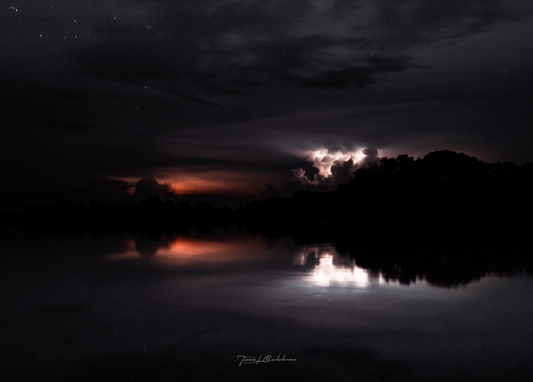 Relampago del Catatumbo entre nubes by Jose Culebras